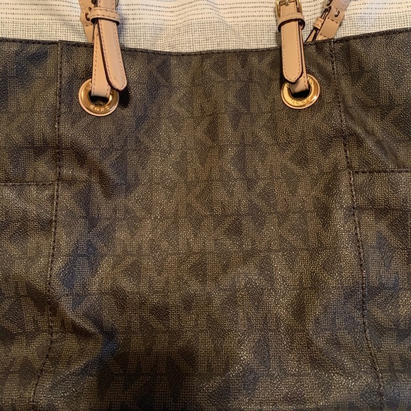 Michael Kors East/West Monogrammed Jet Set Tote - Picture 6 of 7